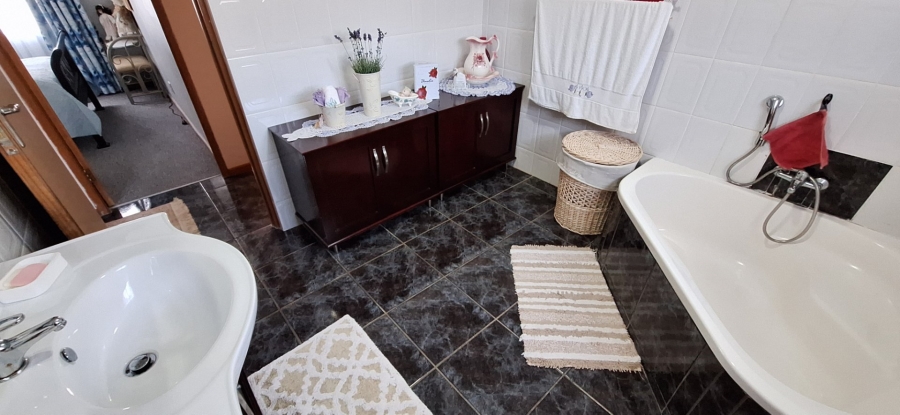 3 Bedroom Property for Sale in Albertinia Western Cape